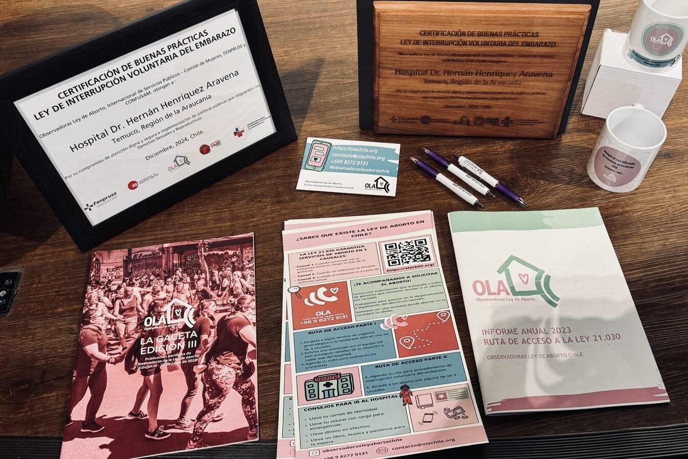Imagen de merchandising de OLA Chile junto a reconocimiento entregado al Hospital Dr. Hernán Henríquez Aravena de Temuco 