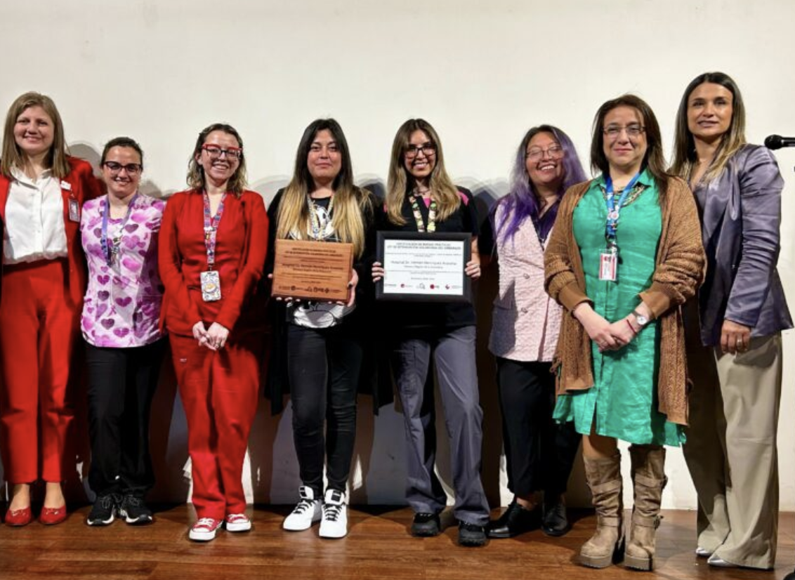 Fotografía en la que posan representantes de OLA Chile, Comité de Mujeres de la ISP, FENPRUSS y CONFUSAM