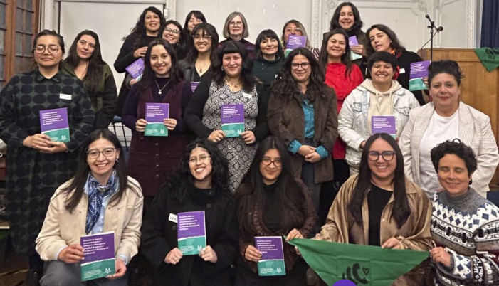 Fotografía en la que posan representantes de OLA Chile, Comité de Mujeres de la ISP, FENPRUSS y CONFUSAM