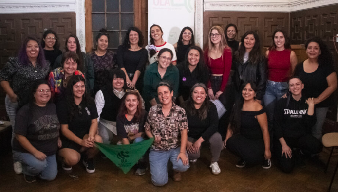 Fotografía en la que posan representantes de OLA Chile, Comité de Mujeres de la ISP, FENPRUSS y CONFUSAM