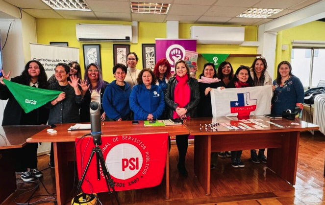 Fotografía en la que posan representantes de OLA Chile, Comité de Mujeres de la ISP, FENPRUSS y CONFUSAM